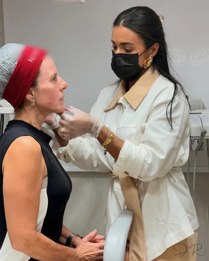 Dra. Julia Rosa avaliando a paciente com atenção antes de qualquer indicação