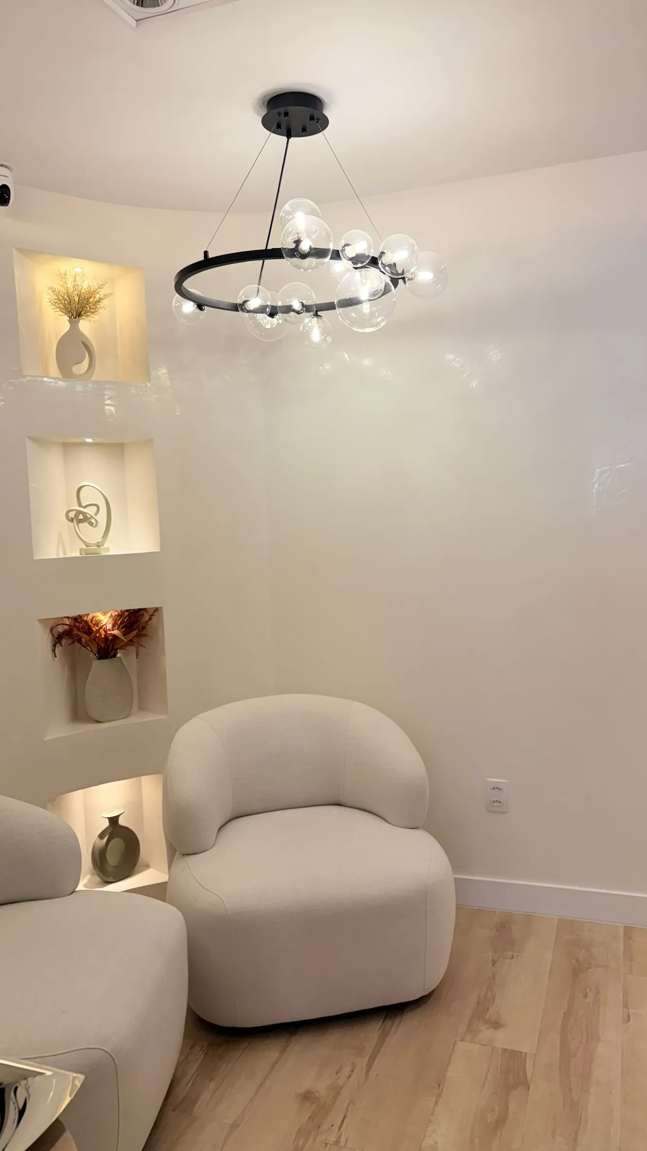 Lounge da clínica no Edifício Genesis, ambiente preparado para receber a paciente