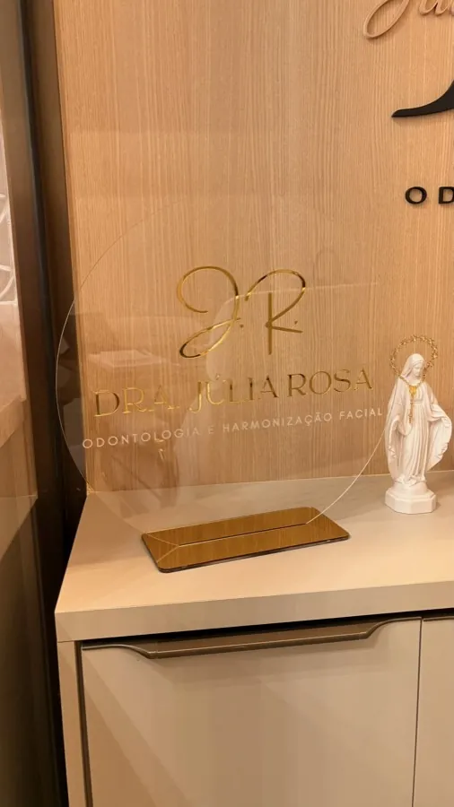 Placa com a marca Dra. Júlia Rosa, Odontologia e Harmonização Facial, na entrada da clínica