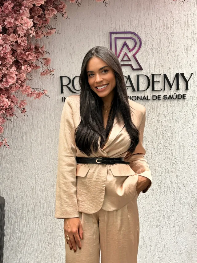 Dra. Júlia Rosa em evento da Roy Academy, instituição de sua formação em Harmonização Orofacial