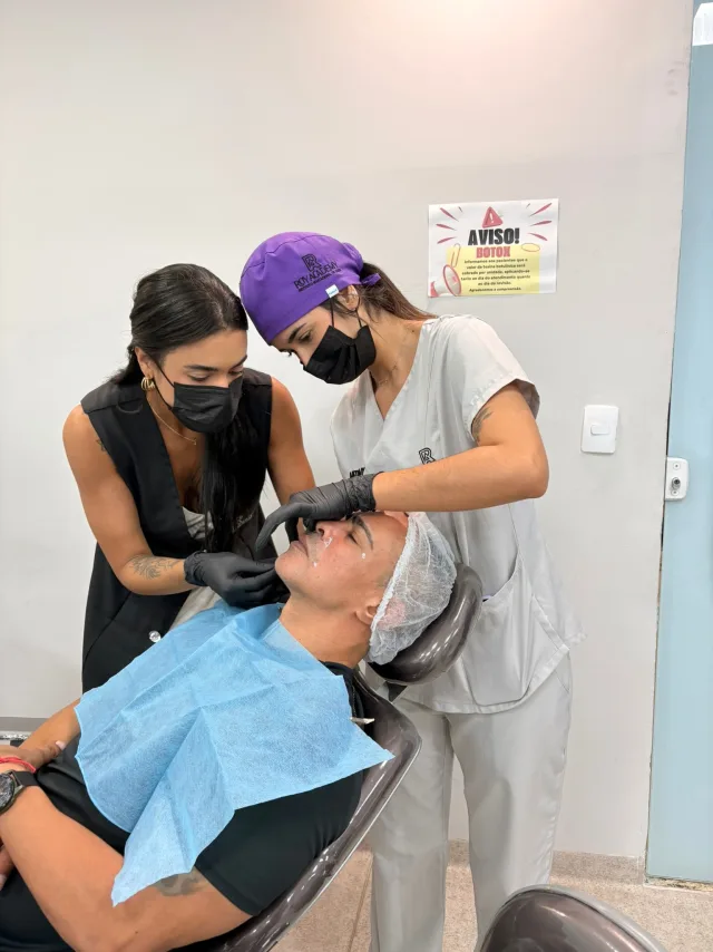 Dra. Júlia Rosa em curso prático de aplicação, Roy Academy